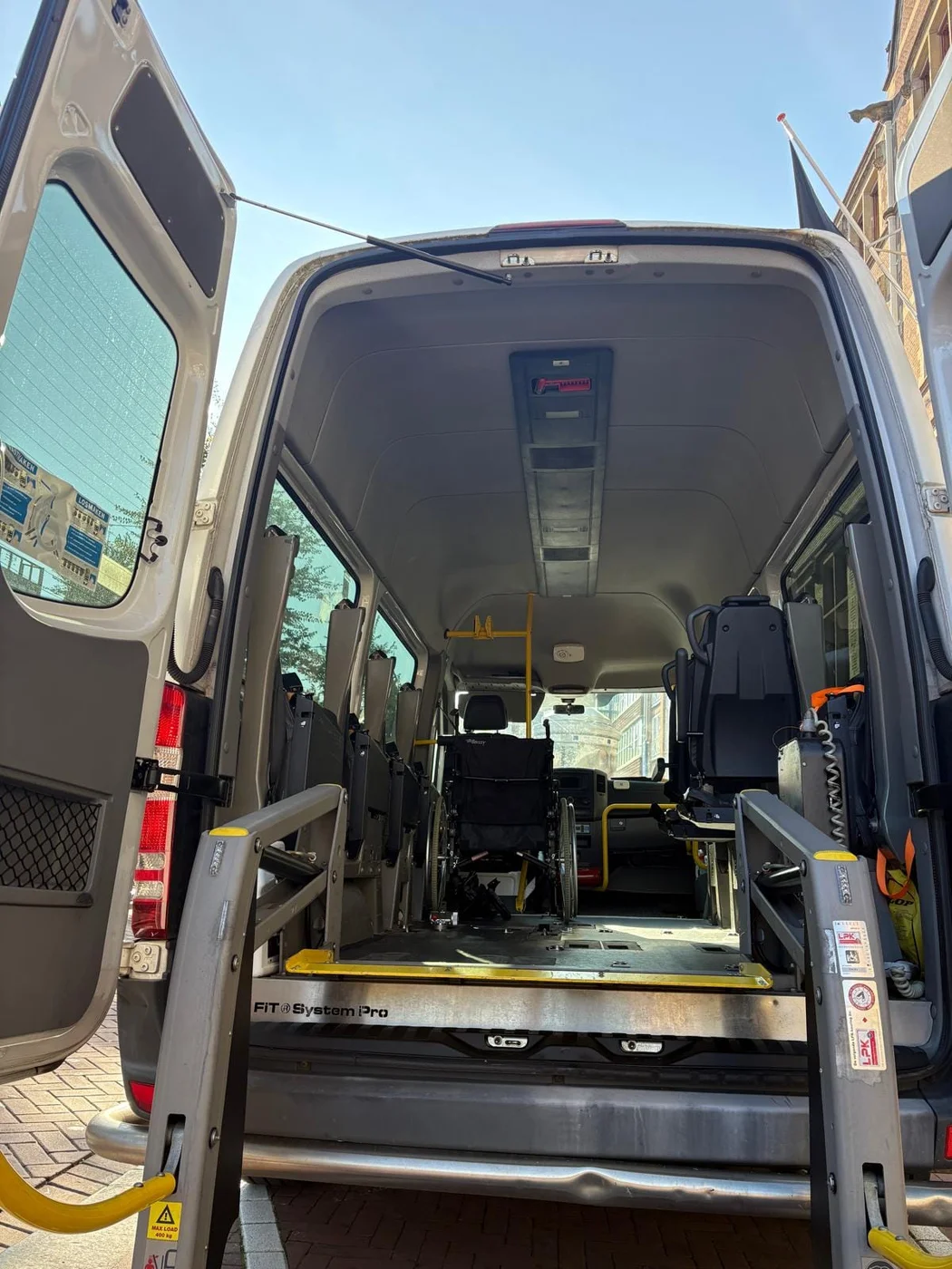 Interieur en lift van de grote bus
