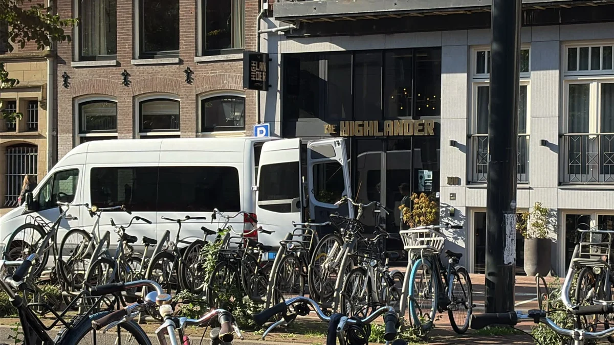 Onze bussen voor groepsvervoer, van opzij gezien