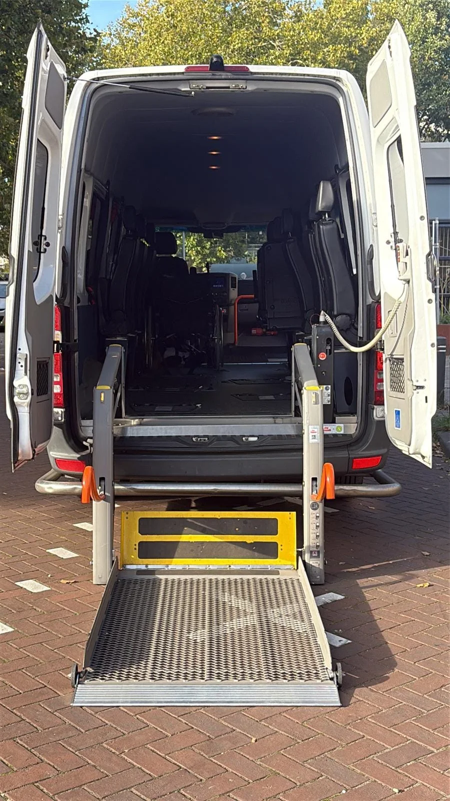Rolstoellift bij de achterzijde van onze aangepaste taxi