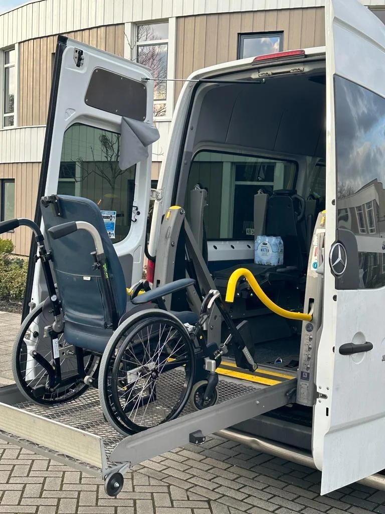 Rolstoel op het liftplatform van de taxibus